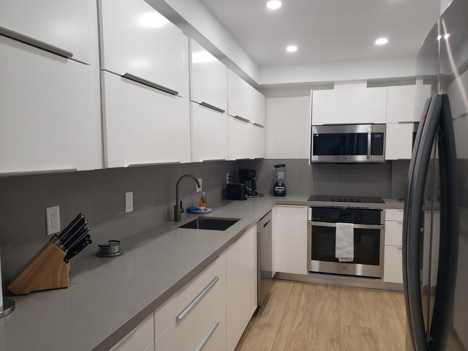 New Luxury 2br 2ba Direct Access Hollywood